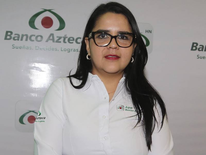 Alexandra Cerrato, Gerente de Banca Digital de Banco Azteca Honduras muestra las nuevas funcionalidades que optimizan la experiencia del usuario.