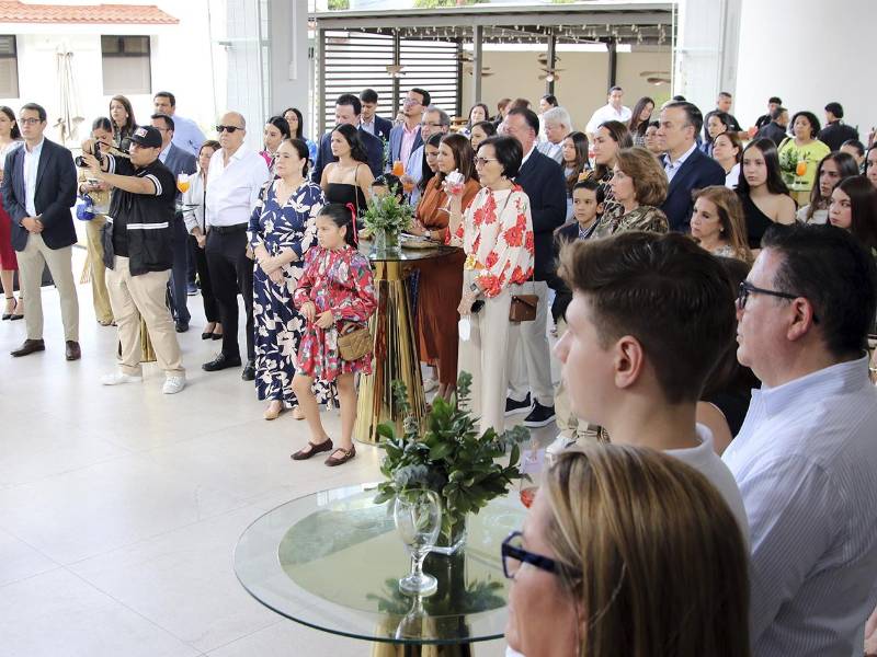 Autoridades, empresarios, clientes, aliados estratégicos, representantes de los medios de comunicación, familiares y amigos acompañaron la celebración de los 50 años de Hotel Alameda y conocieron los renovados espacios que fortalecen su propuesta de servicio.