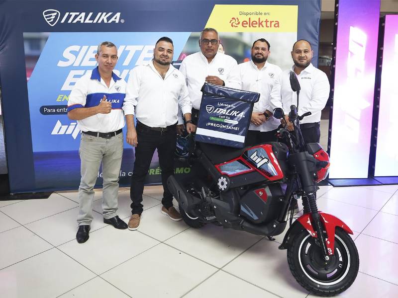 Ejecutivos de la marca presente en el evento, asesorando a los asistentes sobre los beneficios, financiamiento y características de la BIT 150.