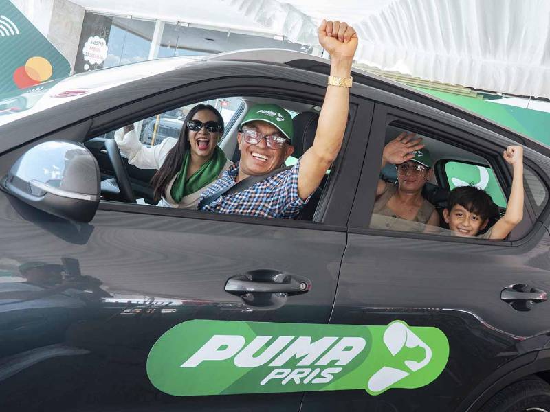 Raúl Maradiaga, ganador del quinto sorteo, recibió oficialmente su KIA Sonet en la estación Puma Panamericana, en Choluteca.