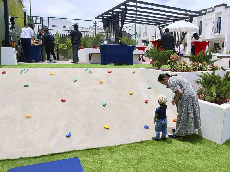 El área de juegos infantiles ofrece a los más pequeños un espacio especialmente diseñado para la recreación, mientras contribuye a fortalecer la convivencia y la integración entre vecinos.