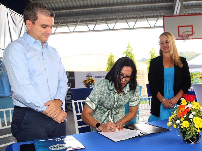 El momento de la firma oficial del convenio entre Discovery School y Coursera simbolizó el compromiso de ambas instituciones con la transformación educativa y el acceso a oportunidades de aprendizaje de clase mundial.