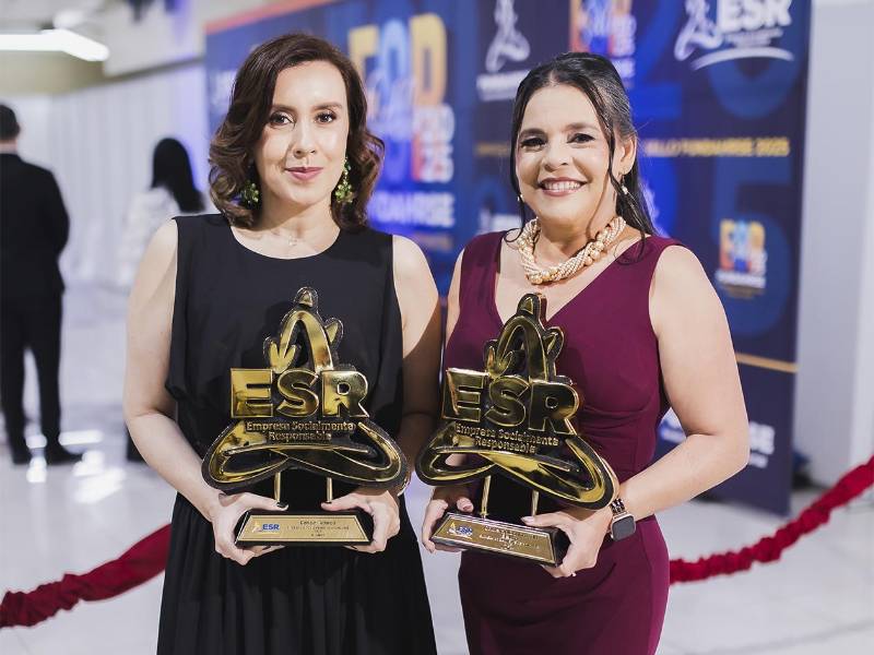Gloria Pineda junto a Maribel Rincón, Directora de Fundación Azteca Honduras y Guatemala, reafirmó el compromiso del grupo con la juventud y el desarrollo social a través de programas de formación y voluntariado.