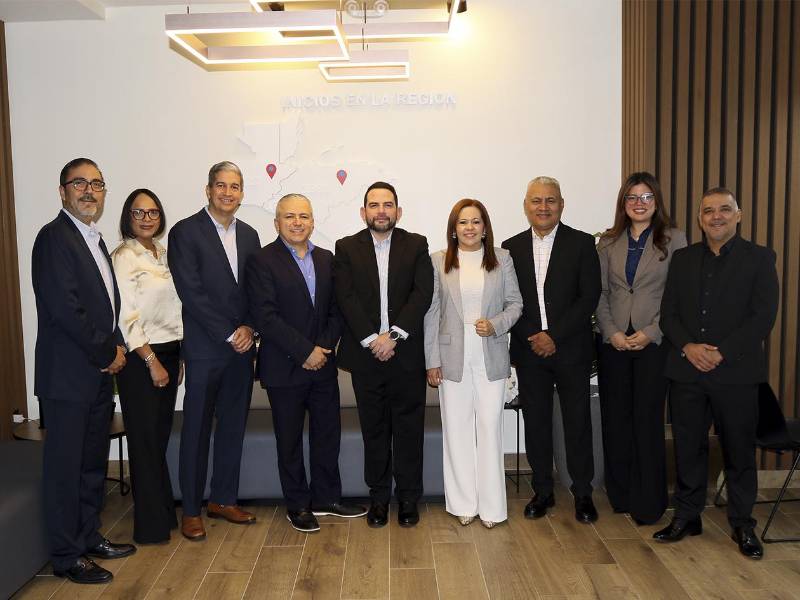Ejecutivos regionales de CrediQ durante la inauguración del nuevo edificio corporativo en Tegucigalpa.