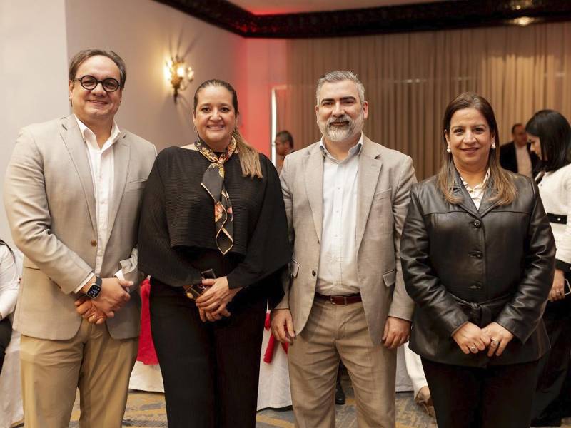 Germán Castañeda, VP de Comunicación Corporativa de Grupo Ficohsa; Norma Espinal, representante de RSE de Expresso Americano; Raúl Palomo, gerente de Reputación de Grupo Ficohsa; y Karla Simón, VP de Sostenibilidad de Grupo Ficohsa.