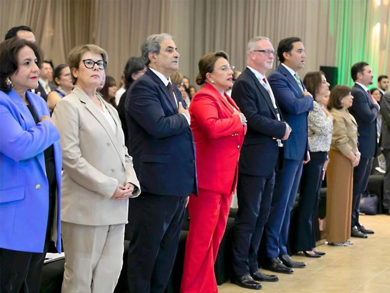 Laura Suazo, Vanusia Nogueira; el presidente de la CCIC, Karim Qubain, la presidenta Xiomara Castro; el presidente de la ICO, Tom Fabozz y el secretario privado Héctor Zelaya.