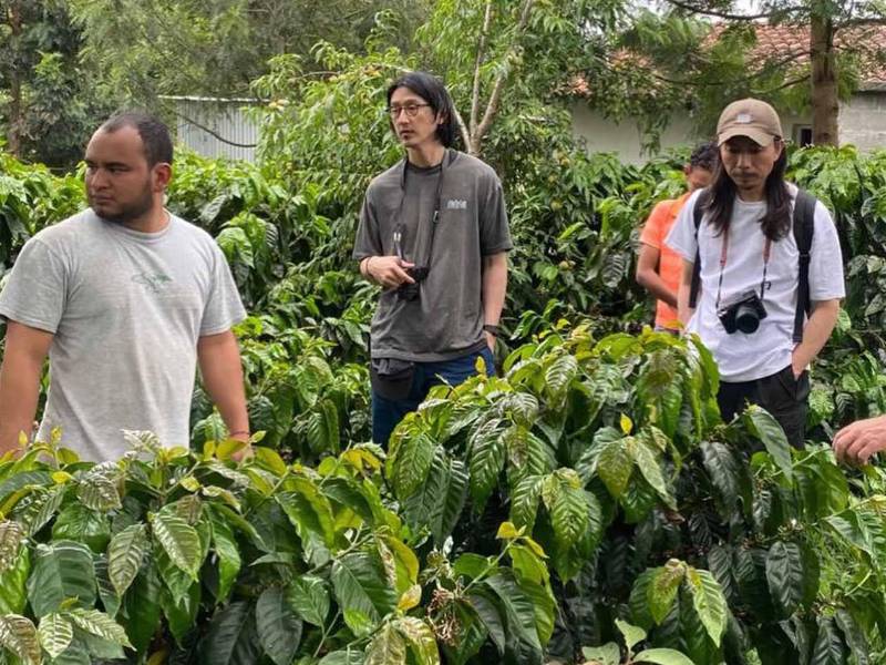 Yorlan Josué Girón conversa con compradores de café en Finca Las Botijas, donde produce cafés de especialidad y trabaja en prácticas orientadas al manejo sostenible de sus cultivos.