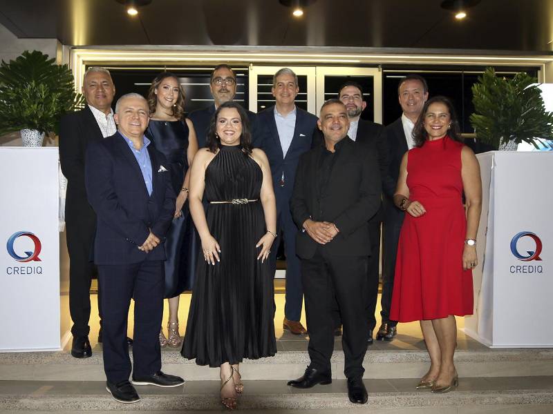 Ejecutivos y colaboradores de CrediQ participaron en el acto inaugural, reafirmando el compromiso de la empresa con el desarrollo del mercado hondureño.