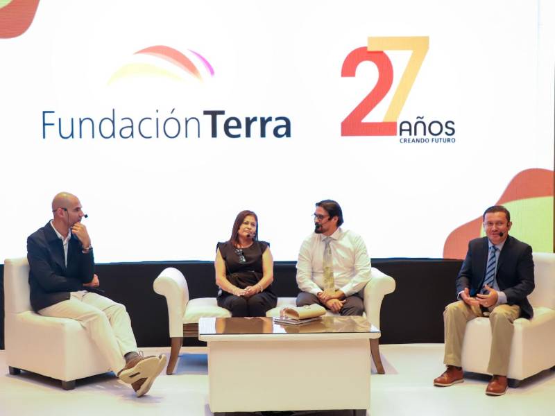 La conmemoración incluyó el conversatorio “Excelencia en la educación con enfoque en el carácter”