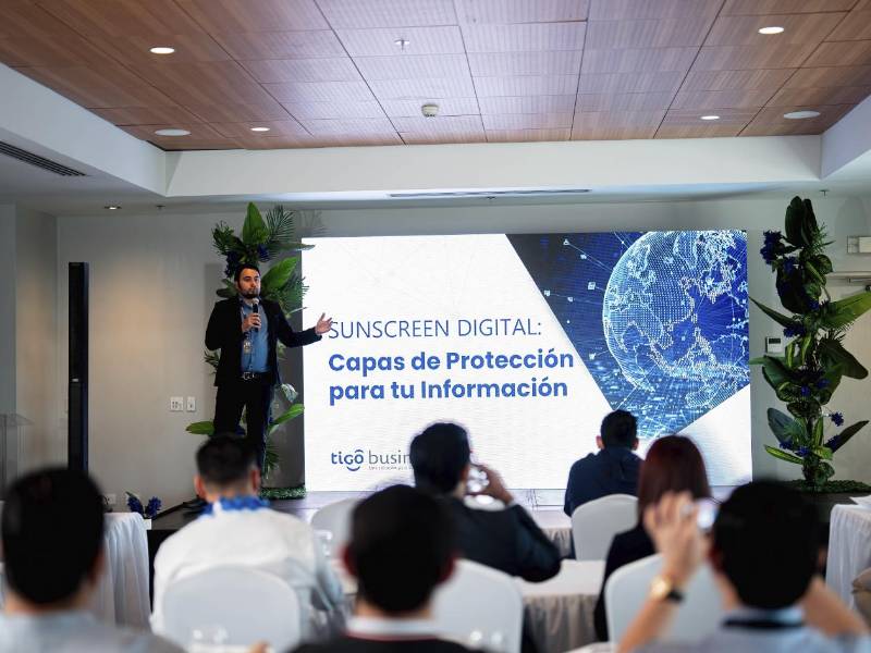 Expertos en tecnología presentan soluciones avanzadas de ciberseguridad empresarial.
