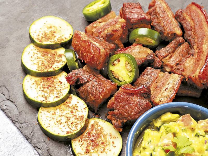 Crujientes, dorados y llenos de sabor: los mini chicharrones de Progcarne es un infaltable en tu mesa, acompañados de guacamole y pepinos con tajín.