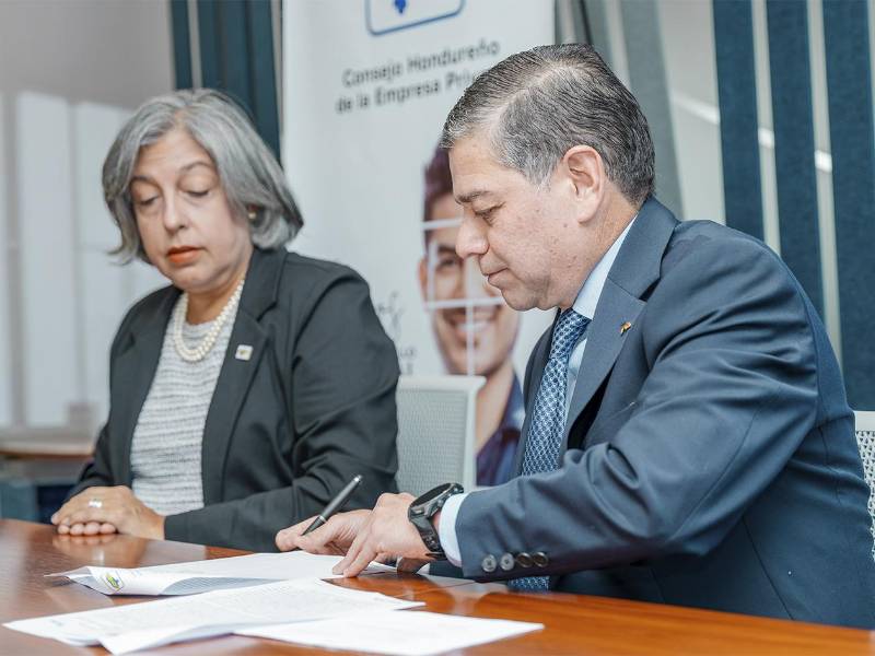 José Arturo Alvarado representante de Ficohsa, y Anabel Gallardo, presidenta del COHEP, lideran la firma de la alianza que promueve el consumo local y el orgullo hondureño