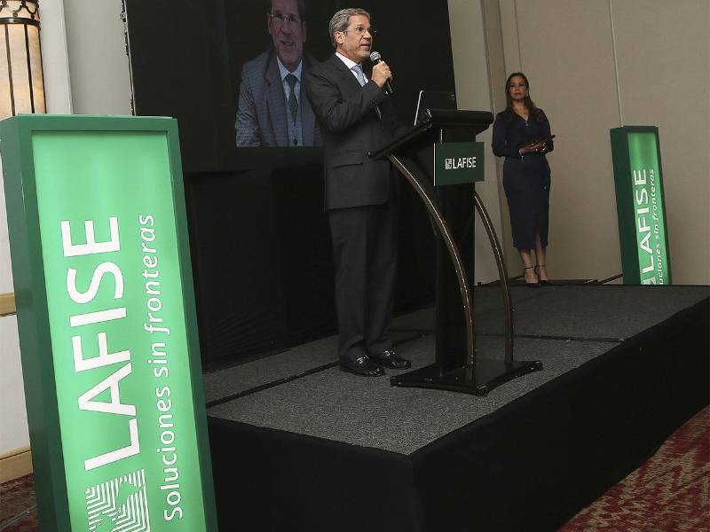 Jorge González, Gerente General de Banco LAFISE Honduras, dio la bienvenida a los asistentes y destacó el compromiso de la institución de brindar información estratégica y asesoría especializada para fortalecer la toma de decisiones financieras.