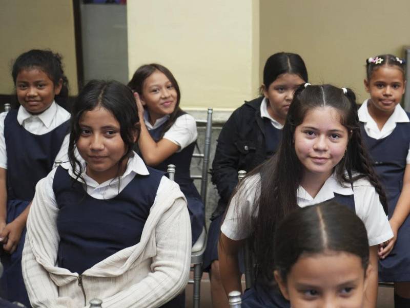 Cientos de niños participaron con entusiasmo en el lanzamiento del programa, disfrutando de una jornada dedicada a la lectura, el aprendizaje y la promoción de valores a través de la reconocida obra El Principito.