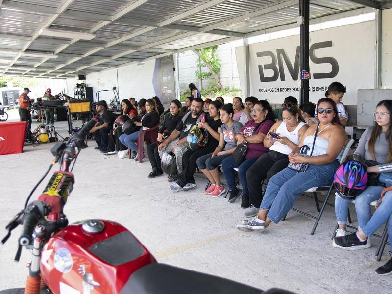 La jornada permitió que decenas de personas sin experiencia previa en motocicletas adquirieran las habilidades básicas para conducir de manera segura.
