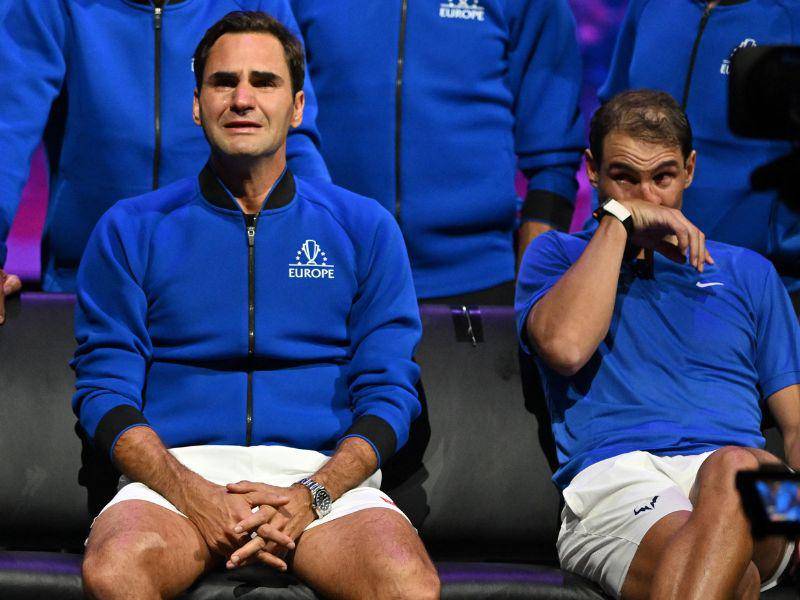 El suizo Roger Federer (L) derrama una lágrima después de jugar su último partido, un dobles con el español Rafael Nadal (R) del Team Europe contra el estadounidense Jack Sock y el estadounidense Frances Tiafoe del Team World en la Copa Laver 2022 en el O2 Arena de Londres. temprano el 24 de septiembre de 2022. Roger Federer baja el telón de su espectacular carrera en un partido “súper especial” junto a su rival Rafael Nadal en la Laver Cup en Londres el viernes.
