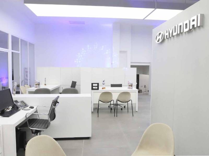 La sala de ventas cuenta con espacios cómodos para recibir a los clientes en un ambiente que se convierte en toda una experiencia de compra.