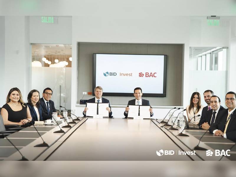 Carlos Handal, Presidente Ejecutivo de BAC Honduras, y James Scriven, CEO de BID Invest, suscribieron una operación bajo el Programa de Facilitación de Financiamiento al Comercio (TFFP).