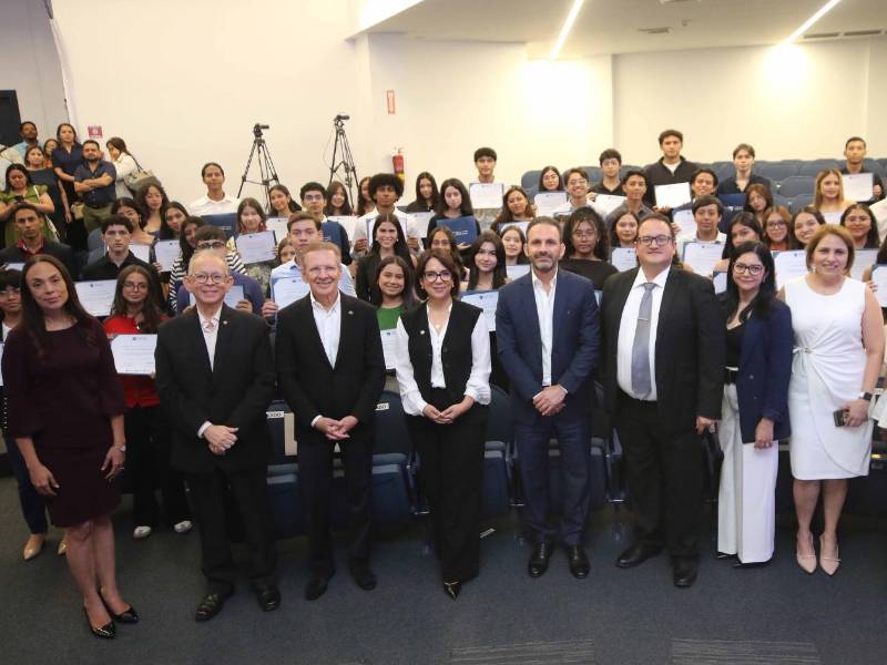 Autoridades de UNITEC y Fundación Nasser celebran la décima entrega de becas en una emotiva ceremonia.