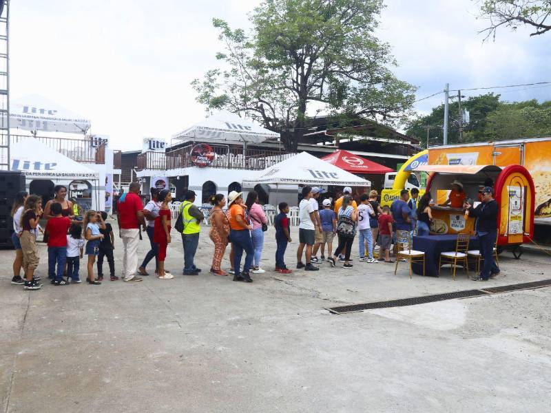 Grupo de personas que se unió a la celebración que enaltece a uno de los platillos más icónicos de los catrachos: la baleada.