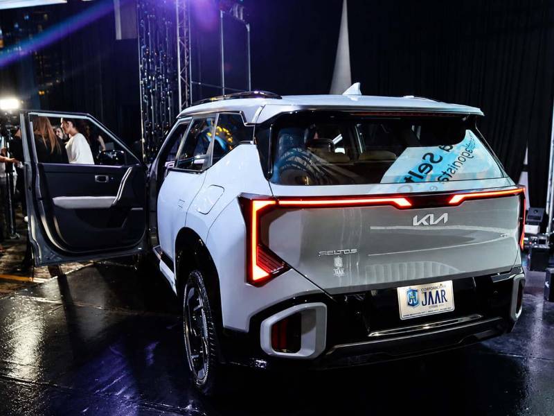 La parte trasera de la nueva Kia Seltos 2027 destaca por su diseño moderno y sofisticado, acompañado de iluminación LED Star Map que refuerza su estilo tecnológico y una presencia más imponente en carretera.