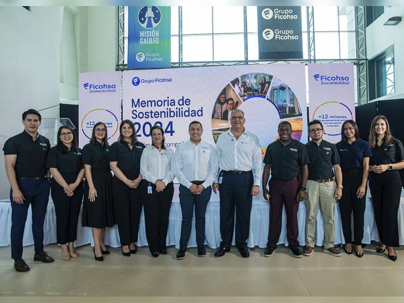 Luis Atala, Vicepresidente Ejecutivo de Grupo Ficohsa, junto a sus colaboradores durante la presentación del 15º Informe de Sostenibilidad, reafirmando el compromiso de la organización con una gestión responsable, transparente y orientada al impacto social y ambiental en la región.