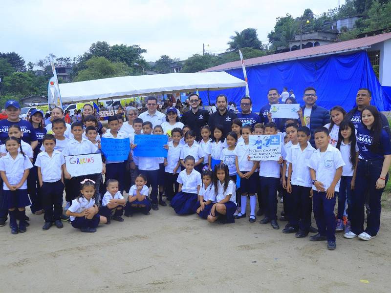 Niños y docentes celebran la apertura de la nueva escuela en la colonia López Arellano, un proyecto impulsado por la campaña “Construyendo Escuelas”.