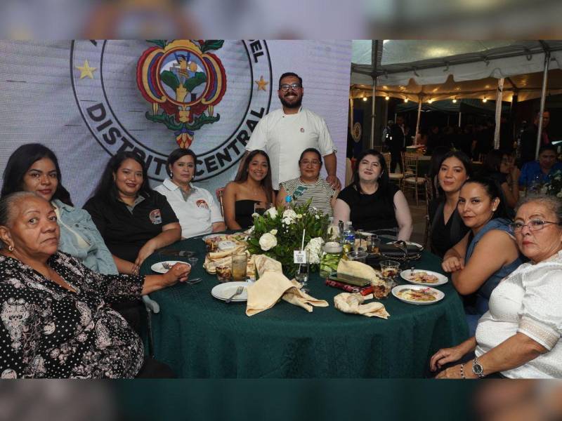 Chef Guerrero junto a las cocineras de los locales en el Mercado Los Dolores.