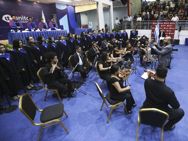 El coro universitario deleito a los asistentes con sus melodías.