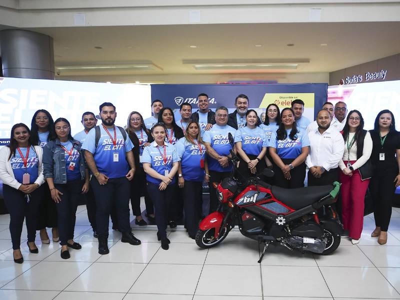 Autoridades y colaboradores de Elektra e Italika durante el lanzamiento oficial de la campaña “Siente el BIT”.