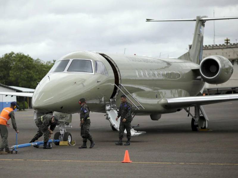 Fotografía del avión presidencial y miembros de la Fuerza Aérea de Honduras.