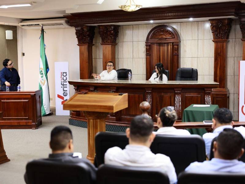 Los panelistas exponiendo la desinformación electoral.