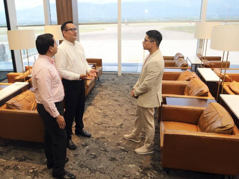 Edwin Rosales junto a ejecutivos de Tigo Business, aliados estratégicos en los proyectos de respaldo y continuidad operativa del aeropuerto.