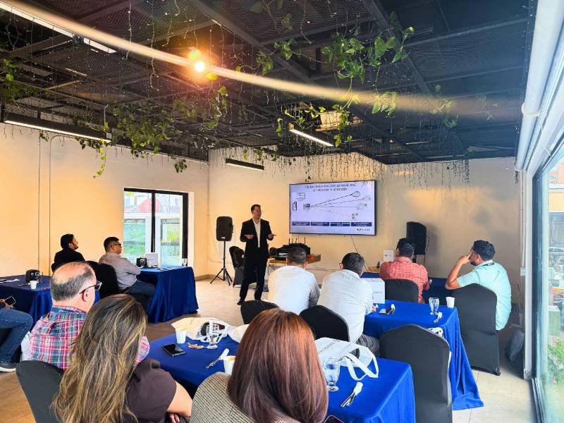 Clientes de Tigo Business reciben información sobre las soluciones SD-WAN y SD-LAN.