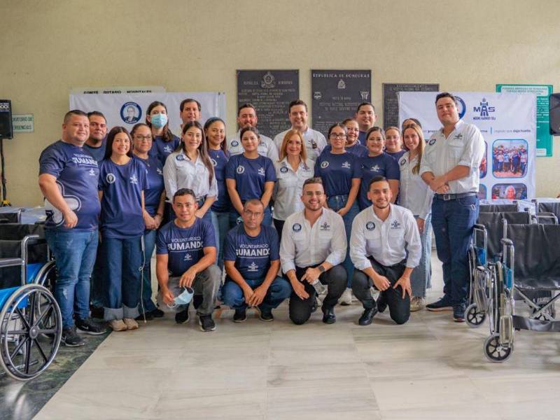 El Consejo de Administración, ejecutivos y grupo de voluntarios del Molino Harinero Sula durante la donación al Hospital Mario Catarino Rivas.