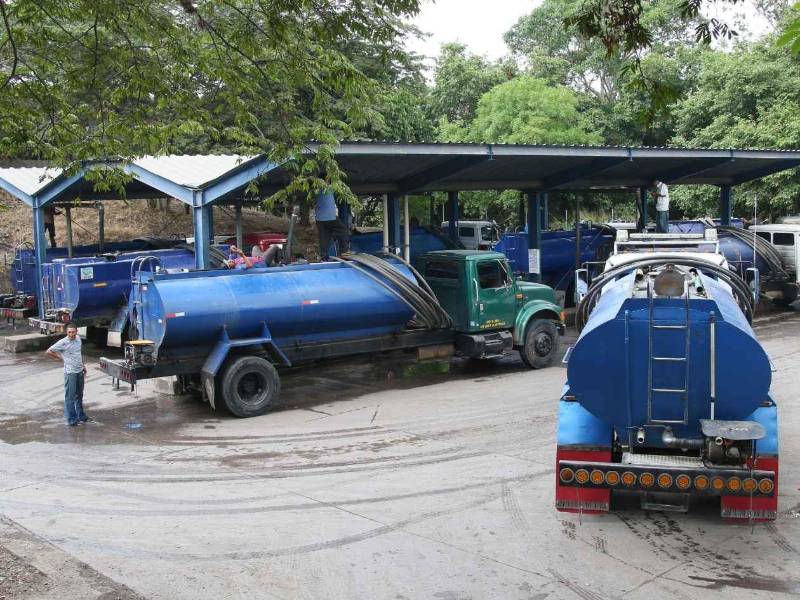 La venta de agua se ha vuelto un negocio en Tegucigalpa y Comayagüela.