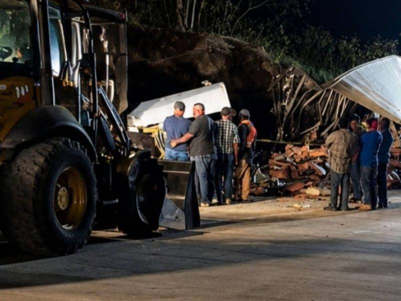 Familias de Jesús de Otoro, Intibucá, están de luto tras la muerte de tres personas la tarde del lunes en un fatal accidente de tránsito registrado en el sector de Las Piñeras, Intibucá. ¿Quiénes son y qué ocurrió en la escena?
