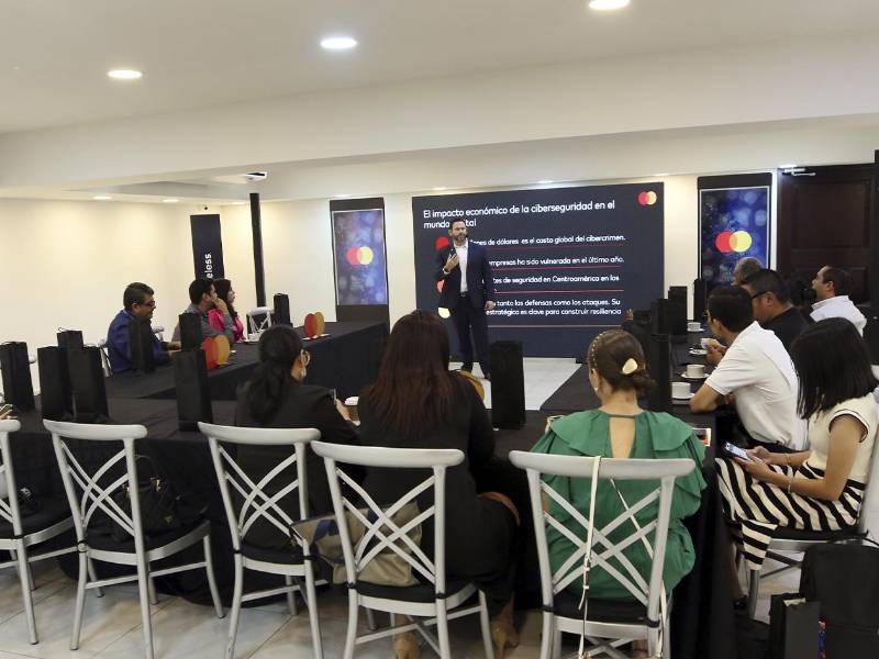 Rodolfo Zavaleta durante el conversatorio sobre ciberseguridad, compartiendo hallazgos clave del Cyber Insights Report Honduras.