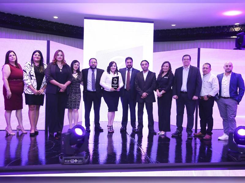 Equipo de Cable Color celebra el reconocimiento otorgado por Ookla como la Red Fija más Rápida de Honduras.