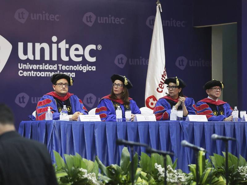 La mesa principal fue liderada por Javier Lezama Vicerrector Académico CEUTEC-UNITEC, Licenciada Ana María Cardona invitada a la ceremonia, Rosalpina Rodríguez, Presidente Ejecutiva y Rectora de UNITEC-CEUTEC y Roger Martínez Miranda Secretario General en UNITEC.