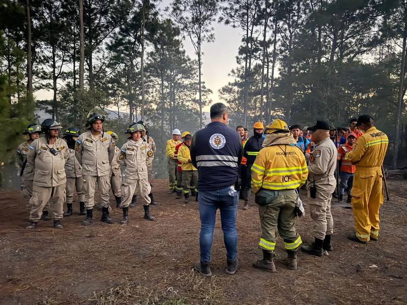 Parte del equipo de brigadas, cuerpo de bomberos, Copeco y AMDC en coordinación de actividades de prevención, vigilancia y monitoreo.