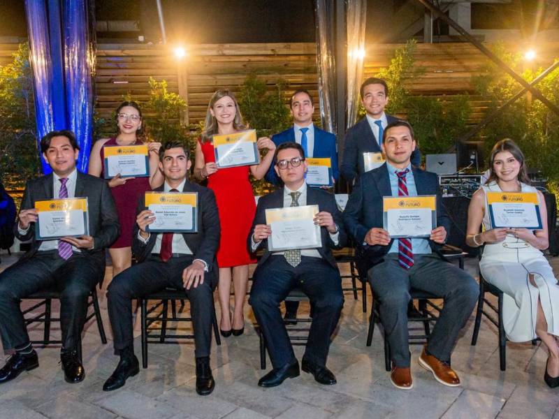 Los jóvenes beneficiados, muestran sus diplomas luego de haber sido seleccionados por las becas de Fundación Ficohsa.