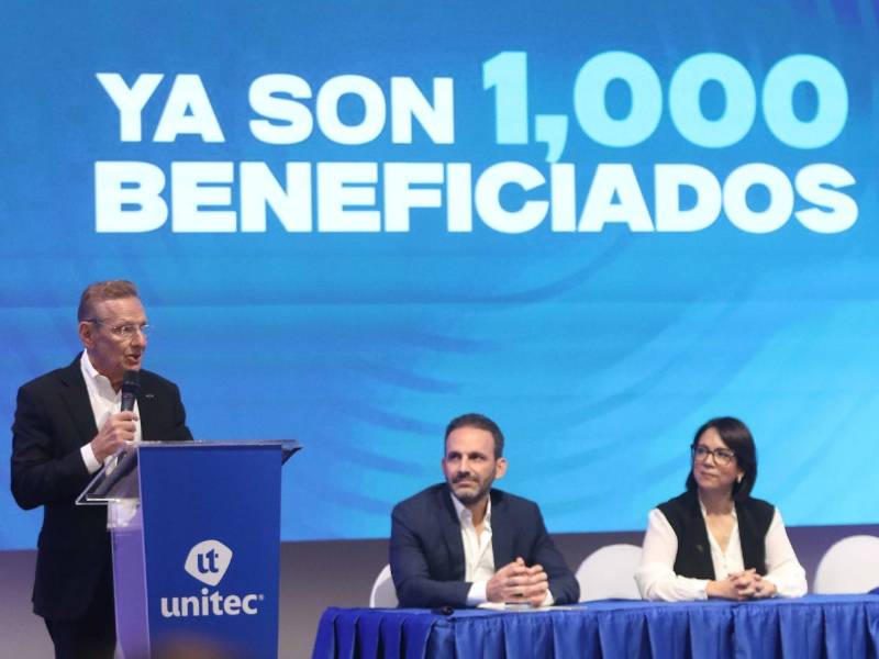 Fredy Nasser motivando a los jóvenes a perseguir las oportunidades en su discurso.