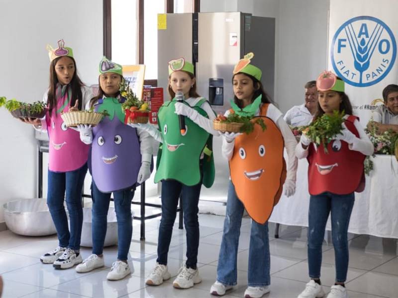 Los niños disfrutan de alimentos más frescos y nutritivos en entornos escolares mejorados.
