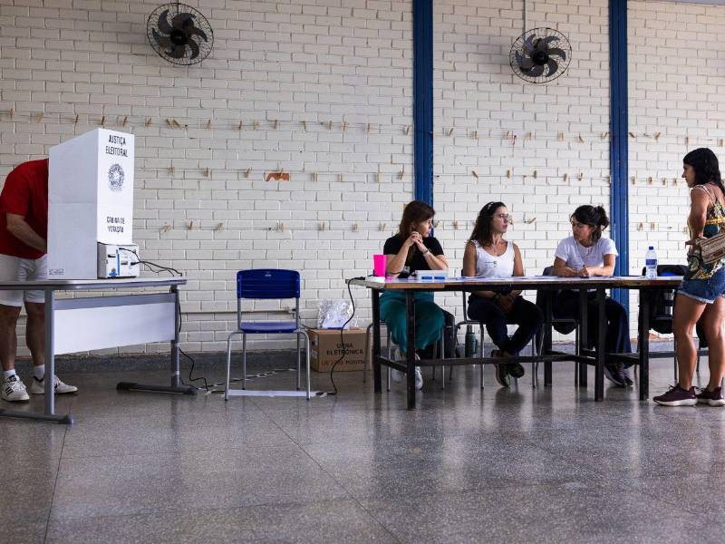 Foto de personas que asisten a un puesto de votación durante las elecciones presidenciales, legislativas y regionales en Brasil.