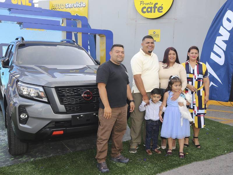 Estaciones de Servicio UNO y Tiendas Pronto realizaron la entrega de una Nissan Frontier PRO-4X al ganador del tercer sorteo de la promoción “UNO te une a la fiesta del fútbol”, Fransua Herrera.
