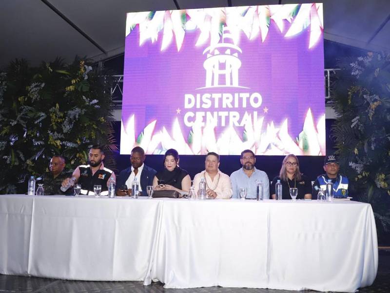 Representantes en la mesa principal durante el lanzamiento de la plataforma “Welcome to Tegus”, en el marco del 447 aniversario de la capital.