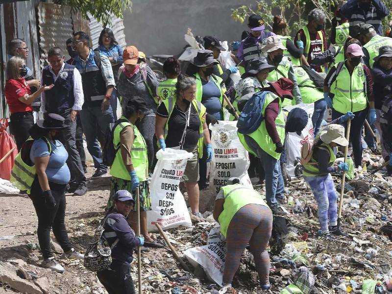 La donación contribuirá al trabajo que realizan diariamente las cuadrillas de limpieza de la AMDC para mantener calles, barrios, colonias y espacios públicos en mejores condiciones para los capitalinos.
