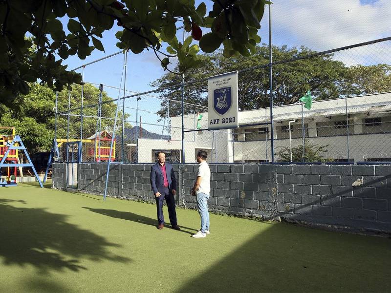 Representantes de Cadmus Academies y Tigo Business celebran los resultados obtenidos tras la implementación que modernizó la conectividad y reforzó la ciberseguridad institucional.