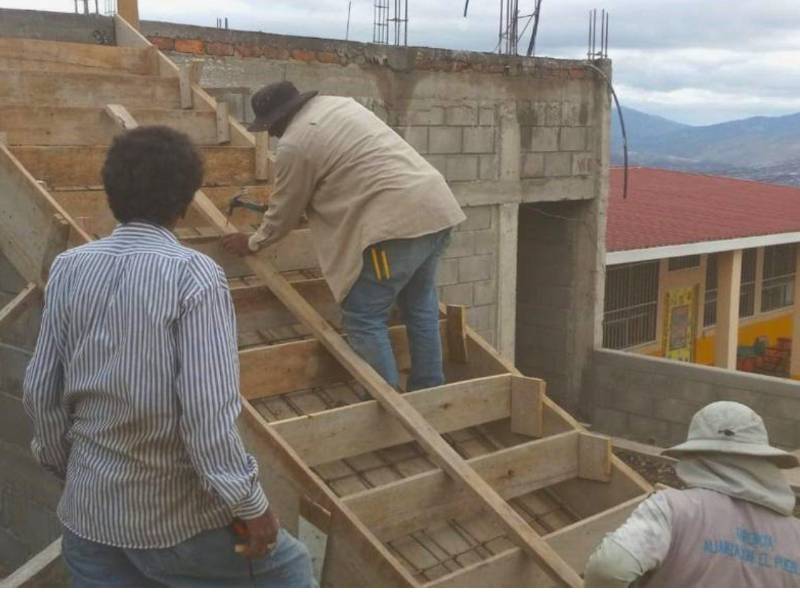 Para apoyar la educación, realizan obras en centros de enseñanza, como la fundición de gradas en esta escuela de la colonia Generación 2000.